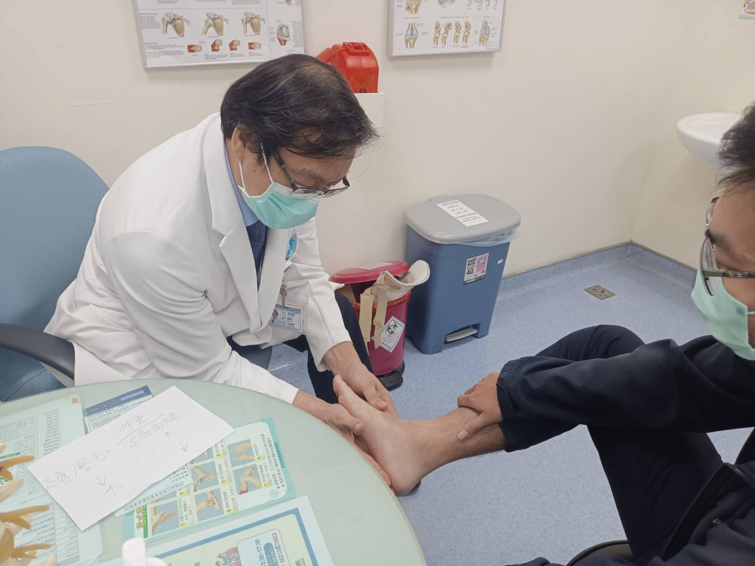 扁平足要穿足弓鞋     穿錯鞋子反成足底筋膜炎