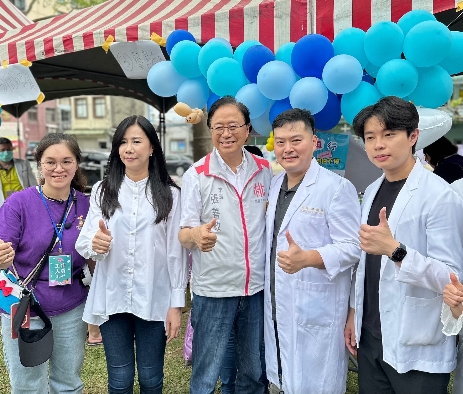 圖：桃園市長張善政（中）到場感謝熱血牙醫廖朝民（右2）為轄內幼童所做貢獻。