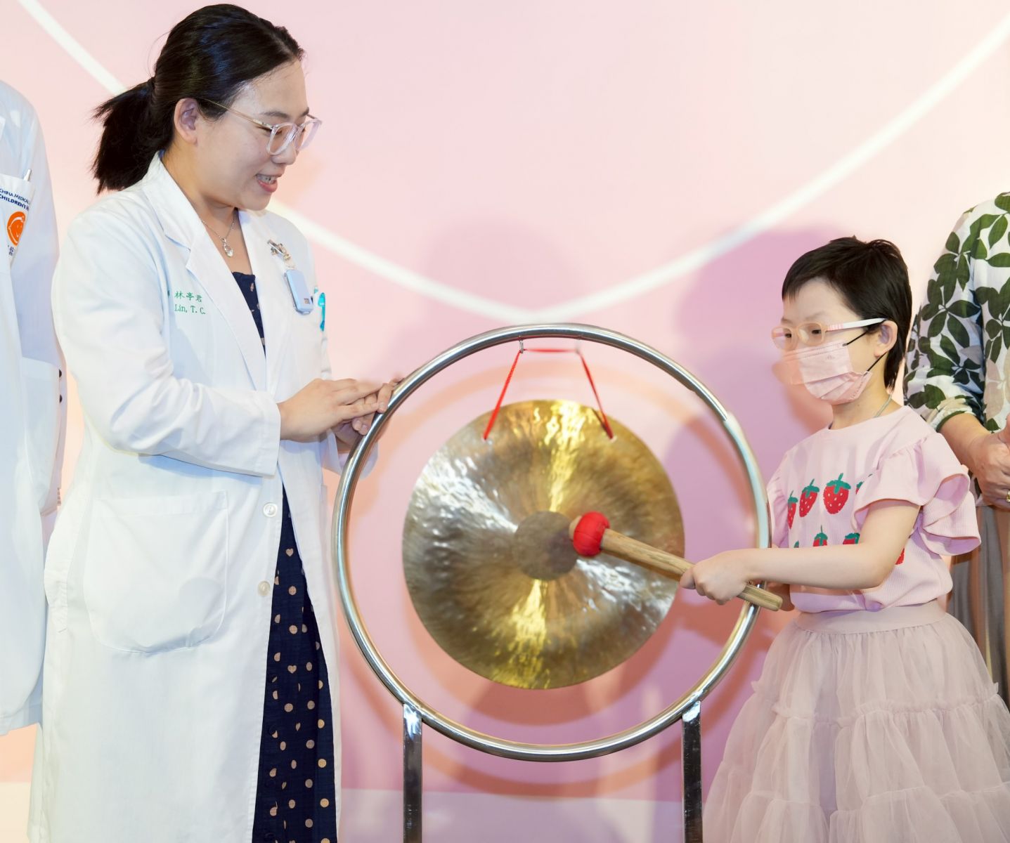 圖：罹患神經母細胞瘤的六歲女童在治療成功後，開心與醫療團隊合影／中國醫藥大學附設醫院提供