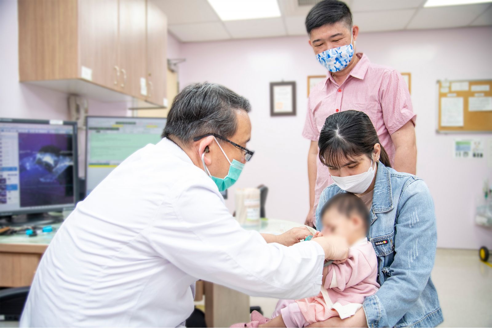圖：小盈的父親(後立者)表示，現在孩子很健康，回診後已不用服藥，生活就像正常孩子，全家都很感謝院方的付出／彰基提供