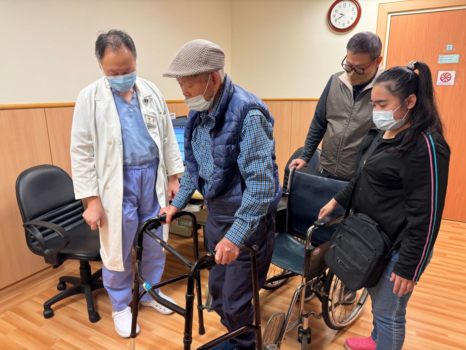 圖：九十八歲張爺爺（左二）因心臟衰竭導致行動困難，心臟外科主任余榮敏（左一）透過體外加強反搏療法，幫助他恢復日常活動能力／台中慈濟醫院提供