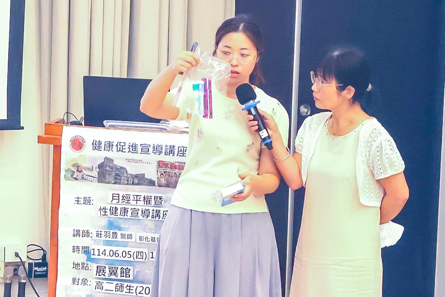 圖： 現場提供棉條、月亮杯等多樣生理用品，讓學生實際拆解、觀察，提升理解／彰基提供