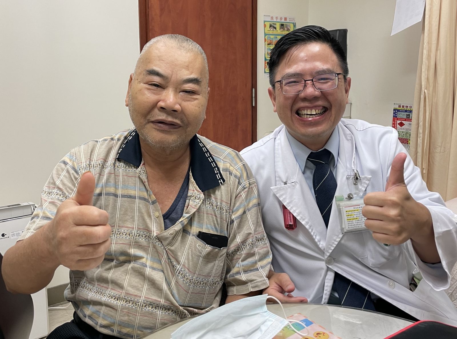 圖：賴先生(左)接受6次SBRT合併藥物治療，副作用低、免住院，兩年來病情穩定；右為亞東醫院放射腫瘤科主任謝忱希醫師