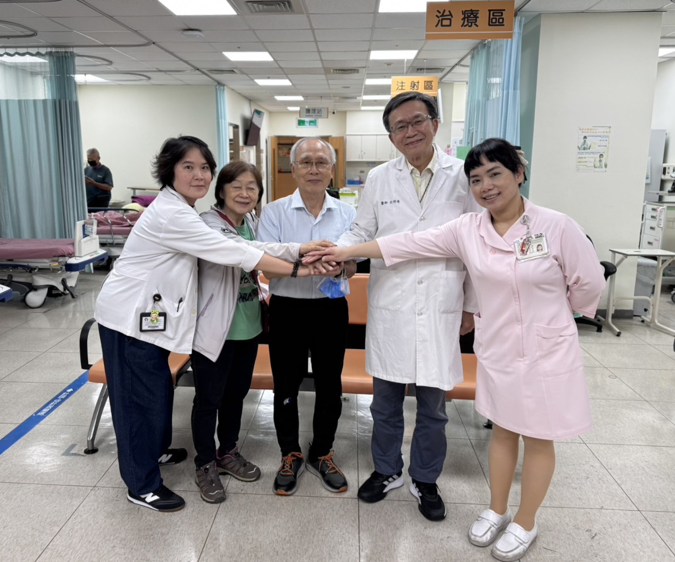圖：首批施打患者（中）與白明奇主任（右2）醫護團隊合影／成大醫院提供
