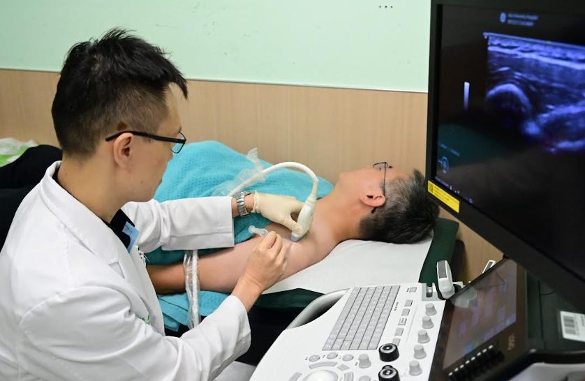圖：醫師透過超音波準確導引後，將藥劑注射到患部，大幅減緩疼痛與增加關節活動度／亞大附醫提供