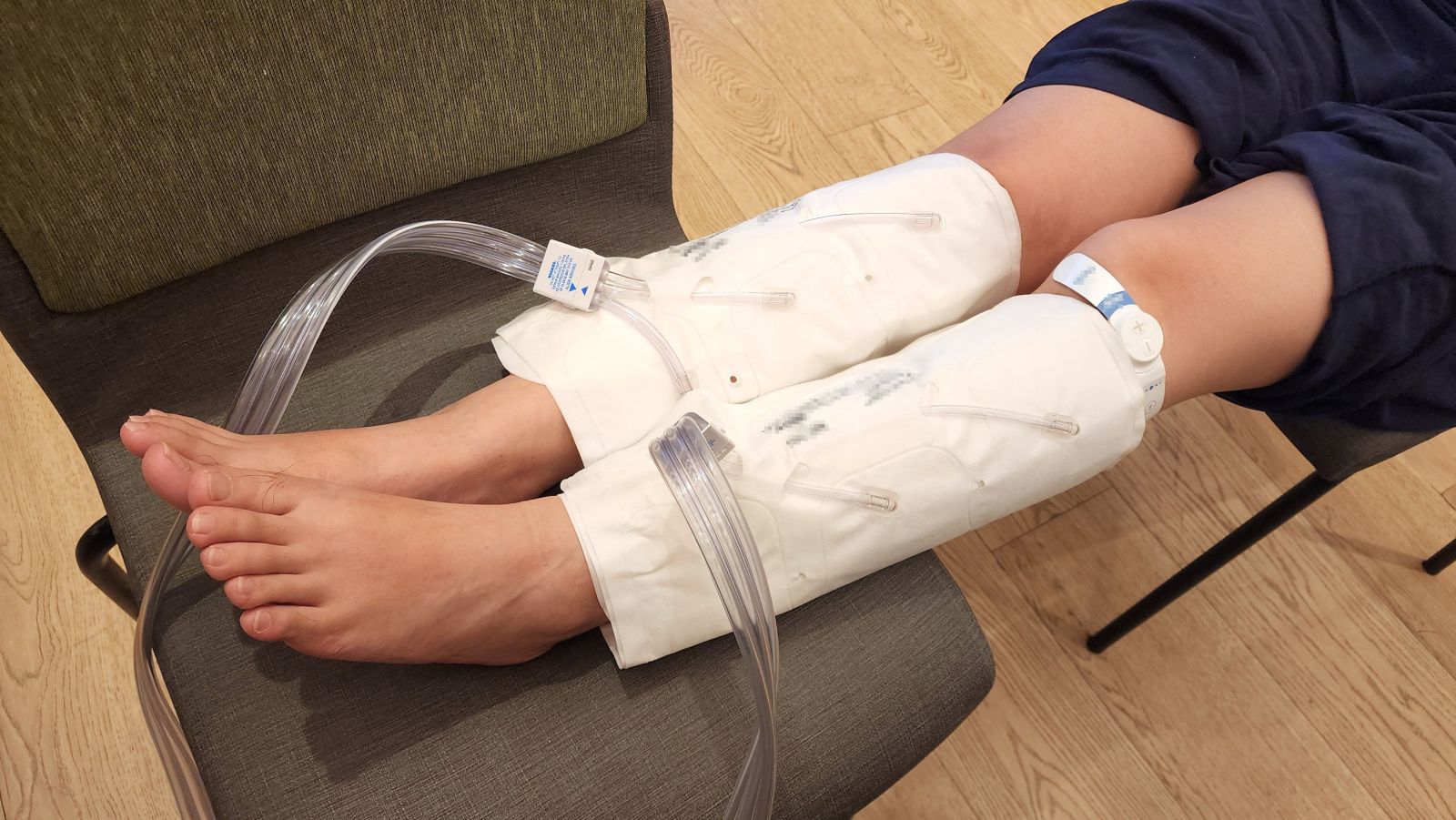 圖：婦產部主治醫師彭依婷提醒，血液循環電刺激貼片、間歇性氣動加壓設備(IPC)或間歇靜脈加壓系統(SCDs)，都是常見的臨床輔助工具，可有效促進下肢血液回流，降低血栓形成風險／奇美醫院提供
