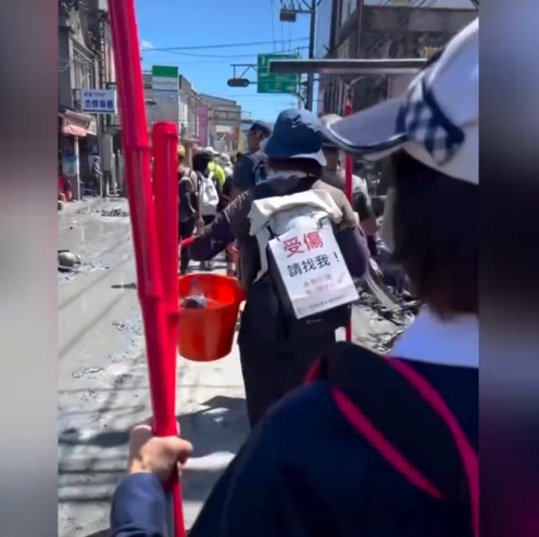 圖：花蓮慈院共有十位護理師，組成行動傷口護理小組，為受傷的志工進行初步的傷口護理／截圖自花蓮慈院臉書