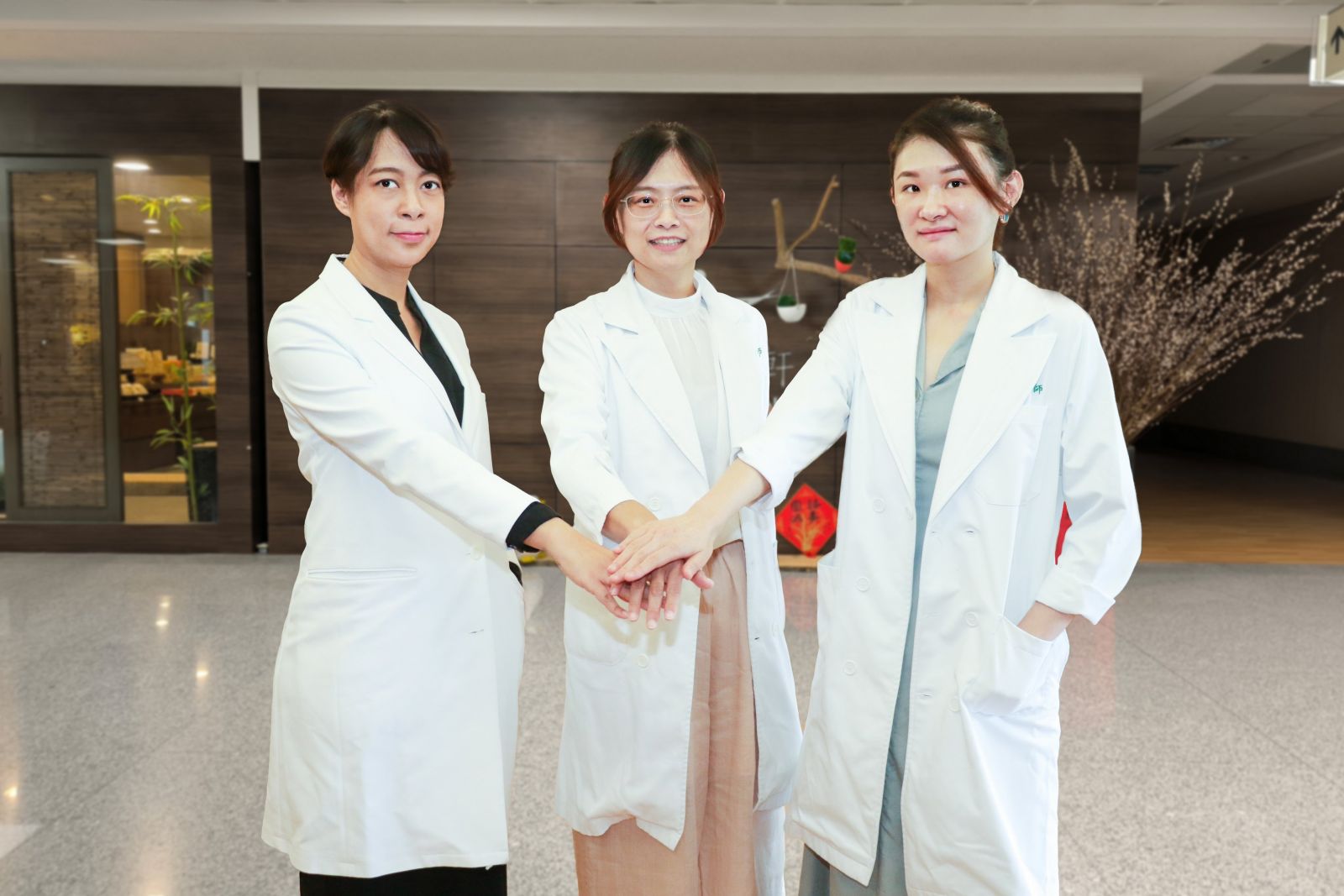 圖：台中慈濟醫院婦產科三位女醫師陳思嘉（左）、鍾佩穎（中）、黃閔暄（右）／台中慈濟醫院提供
