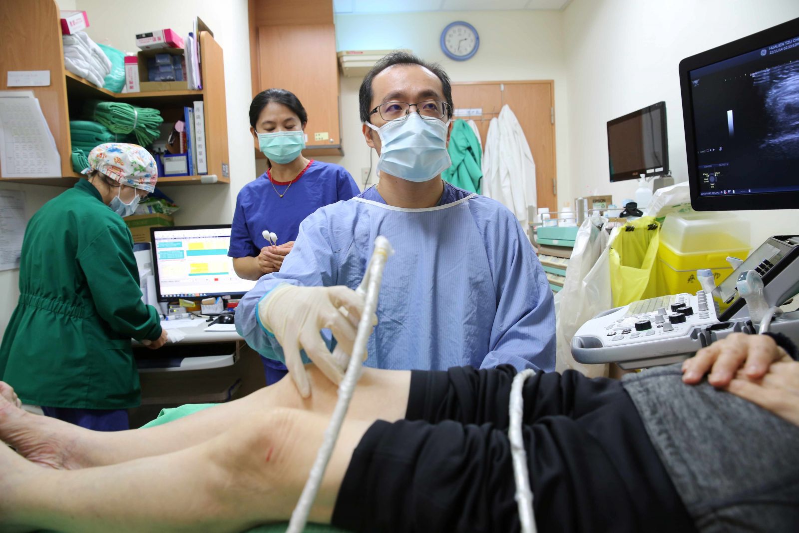 圖：花蓮慈濟醫院疼痛科主任王柏凱醫師在診間遇過許多為膝蓋退化所苦的民眾，因而希望以再生醫學的幹細胞治療，幫助病人喚醒病患身體內的修復工程，延長膝蓋使用年限／花蓮慈濟醫院提供