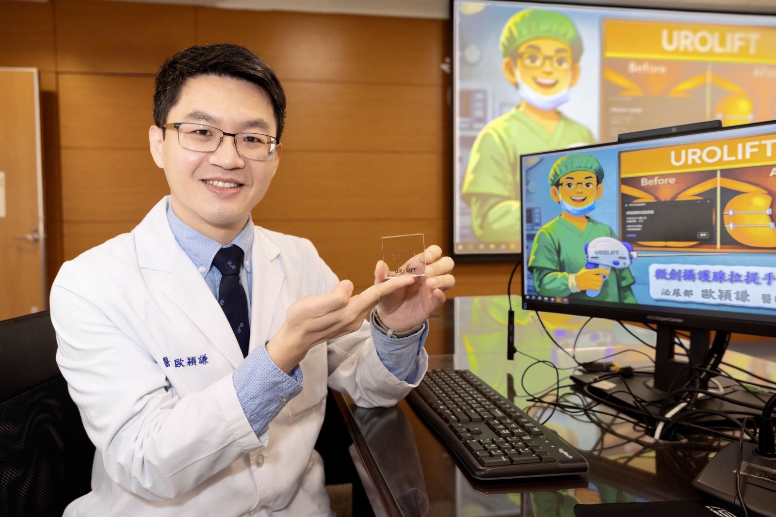 圖：歐穎謙醫師手上所拿的就是極微小的拉提器材／成大醫院提供