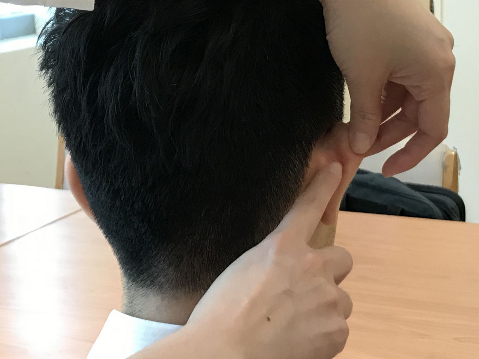 【穴位按摩】 降压沟:位於耳背,可贴一排耳豆或是无稜角的小圆珠,直接