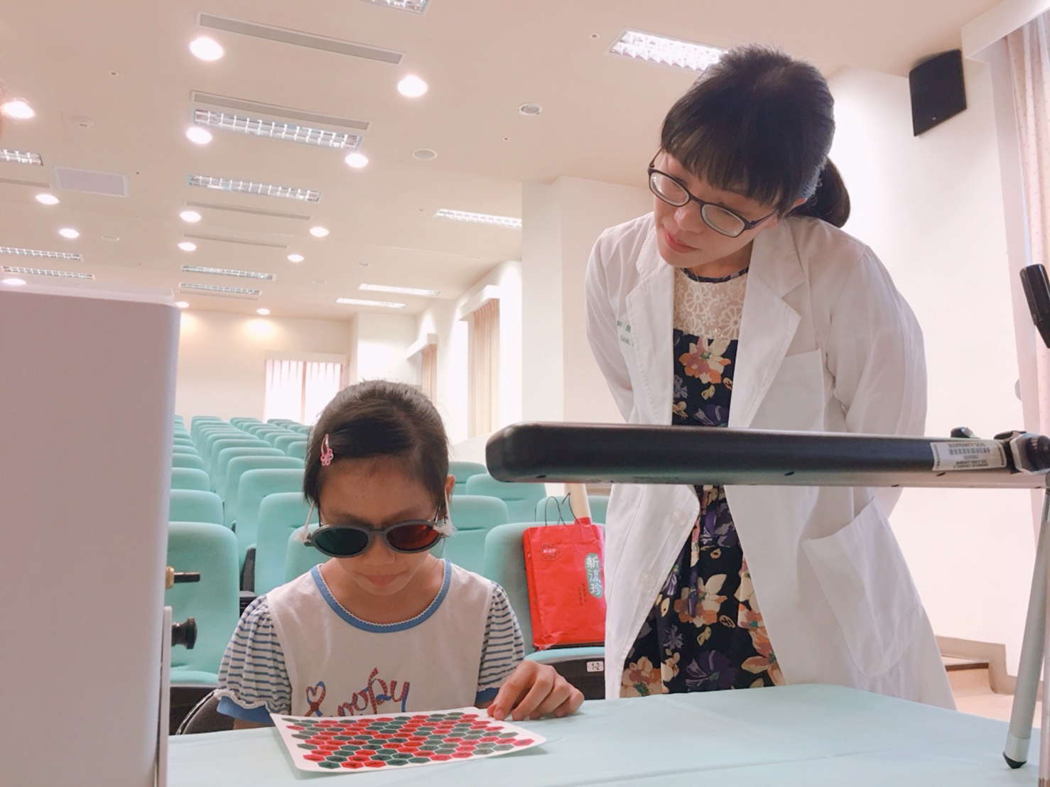 8岁女童近视竟达1500度 治疗半年恢复到1.